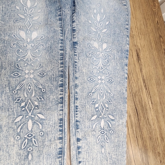 Bandolino Selene Acid-Washed Embroidered Geometric Designs Women's Jeans Size 12 - Picture 11 of 16